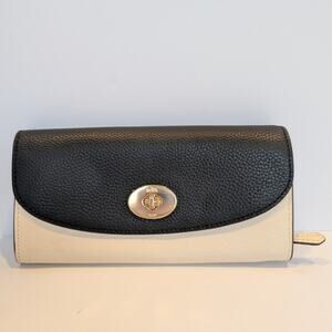 Coach Cream And Black Turnlock Wallet - Good Pre-owned Condition F31967